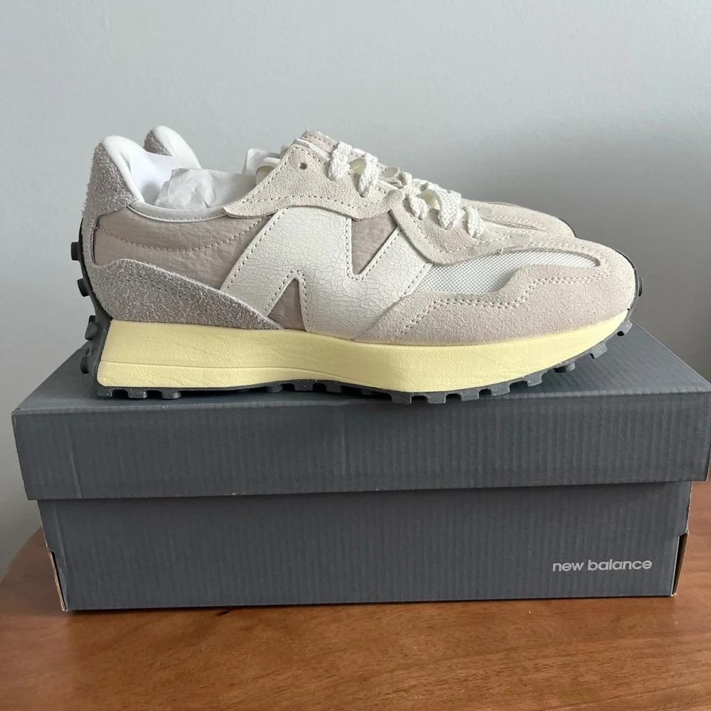 New Balance 327 - Picture 1 of 4